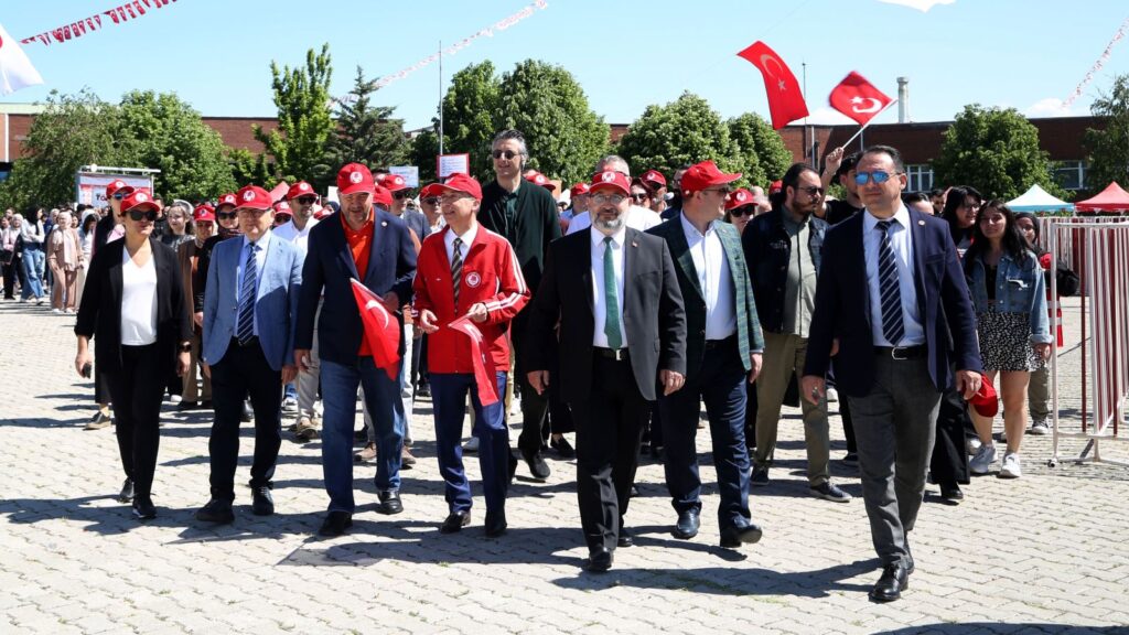 SDÜ'de Bahar ve Bilim Rüzgarı Başladı: Festivaller Coşkulu Açılışla Start Aldı s9