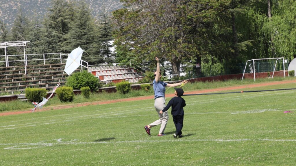 SDÜ’de Özel Gereksinimli Çocuklar İçin Uçurtma Şenliği Düzenlendi. Geleceğe Dair Umutlar Yine Yeşerdi u1 2