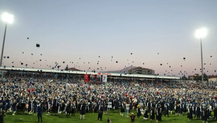 ISUBÜ’de Mezuniyet Coşkusu: 6 Bin Öğrenci Törenle Uğurlandı