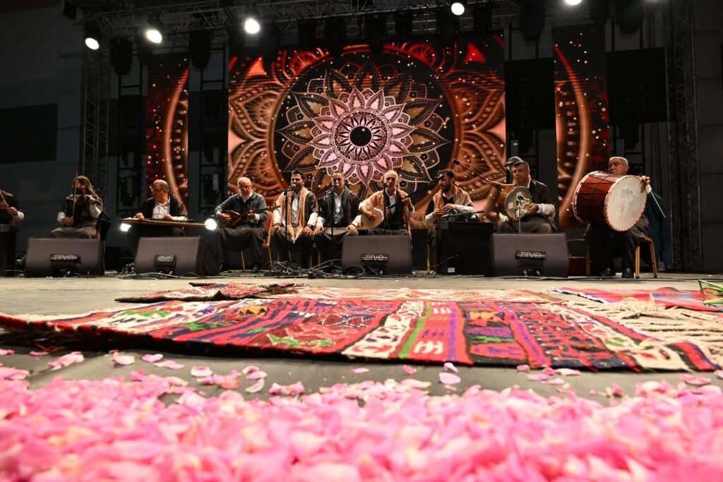 Isparta Gül Festivali’nde Muhteşem Final'inde: Siyah Gül ve Pembe Gül Buluştu SaveClip.App 502942180 18478035313070620 7064108311551047595 n