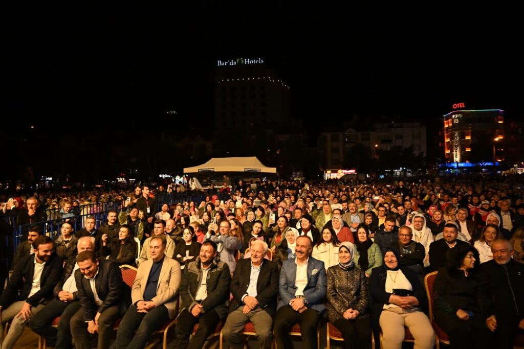 Isparta Gül Festivali’nde Muhteşem Final'inde: Siyah Gül ve Pembe Gül Buluştu SaveClip.App 503041237 18478035274070620 9094384615976252659 n