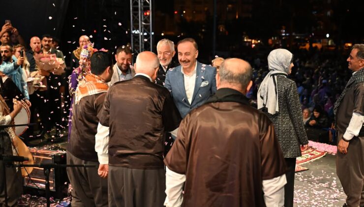 Isparta Gül Festivali’nde Muhteşem Final’inde: Siyah Gül ve Pembe Gül Buluştu