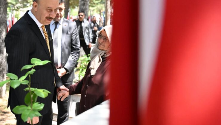 Kurban Bayramı Arifesinde Isparta Şehitlerini Dualarla Andı