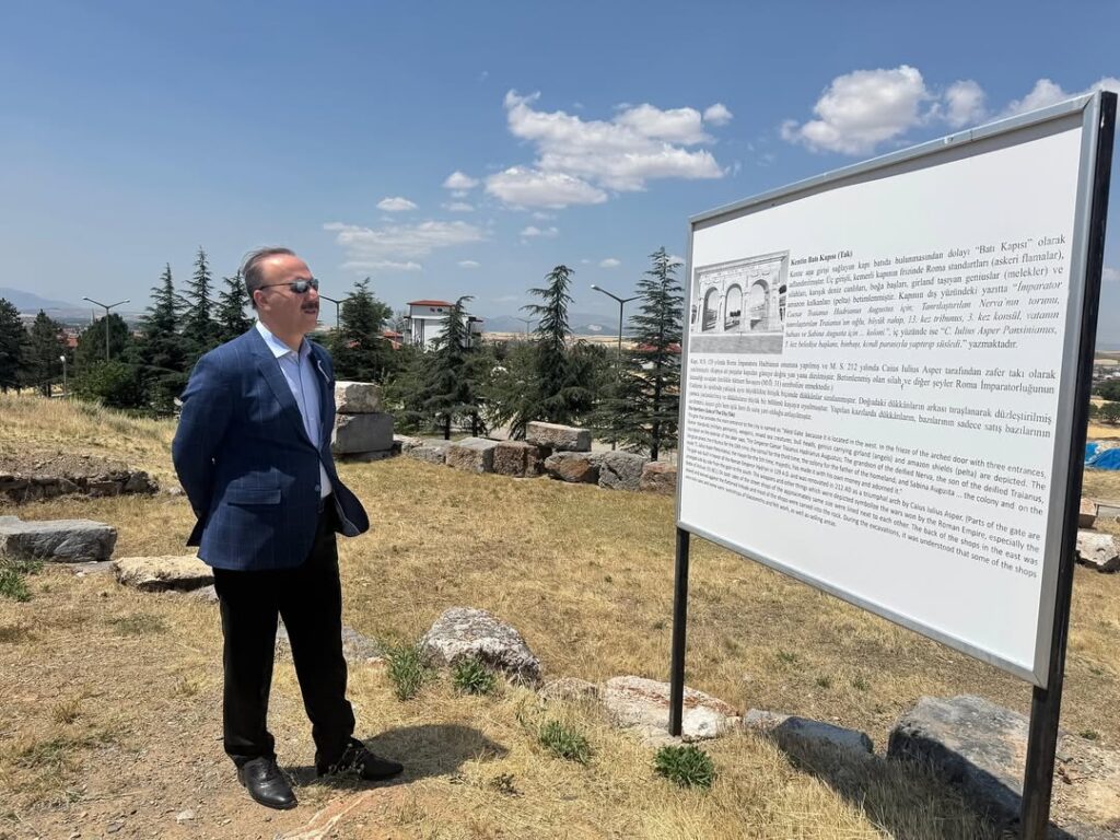 Vali Abdullah Erin Yalvaç’ta Vatandaşlarla Buluştu, Pisidia Antiokheia Antik Kenti’ni Ziyaret Etti SaveClip.App 504345054 18482844343070620 6817849703269691594 n