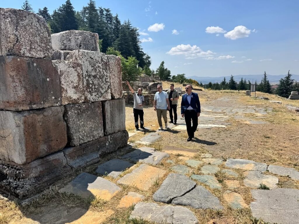 Vali Abdullah Erin Yalvaç’ta Vatandaşlarla Buluştu, Pisidia Antiokheia Antik Kenti’ni Ziyaret Etti SaveClip.App 509630630 18482844334070620 1258944878473393974 n