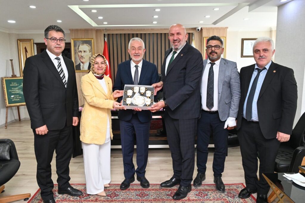 Şükrü Başkanımızı Türkiye’ye Örnek Gösteriyoruz b2