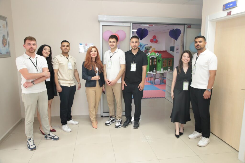 SDÜ’de “Dişler Diyarı” Açıldı: Çocuklar İçin Eğlenceli Bekleme Alanı d1