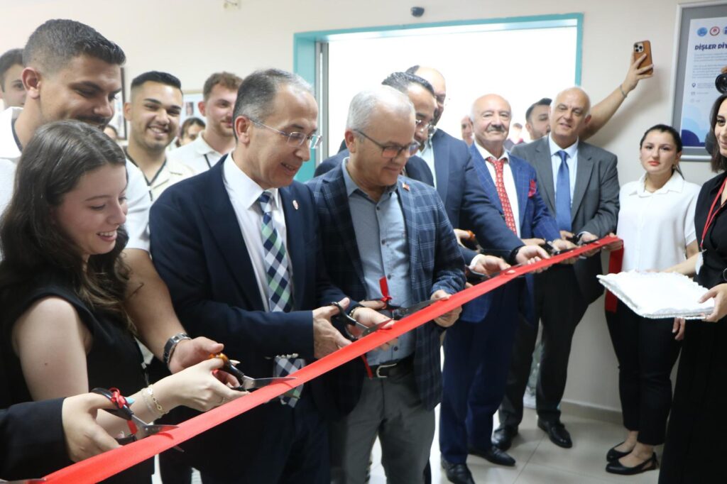 SDÜ’de “Dişler Diyarı” Açıldı: Çocuklar İçin Eğlenceli Bekleme Alanı d3