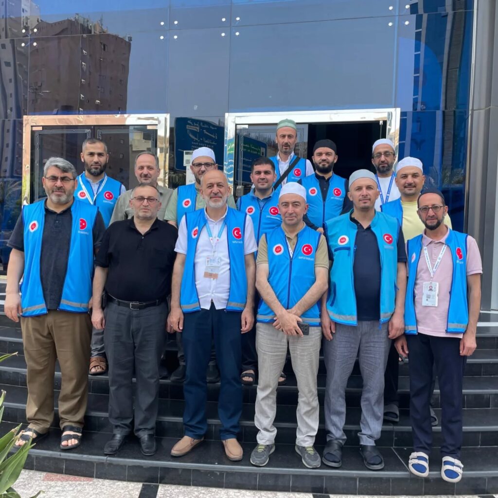 Isparta İl Müftüsü Muharrem Biçer, Hac İbadetini Yerine Getiren Ispartalı Hacılarla Mekke’de Buluştu m3 1