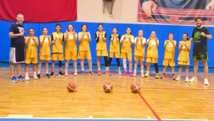 Nazmiye Demirel’in Küçük Sultanları Şampiyonluk İçin Sahaya Çıkıyor