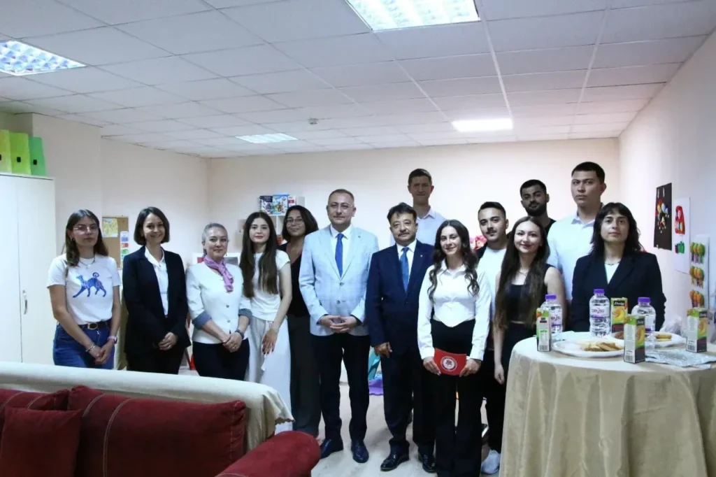 SDÜ Öğrencilerinden Örnek Sosyal Sorumluluk Projesi: “Bir Oda Bir Dünya” Açıldı o1