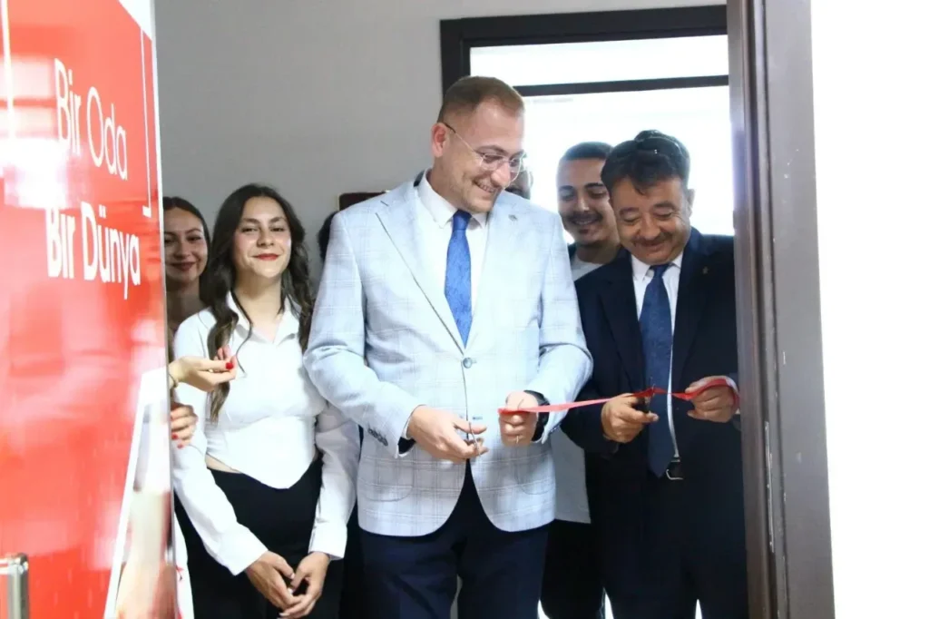 SDÜ Öğrencilerinden Örnek Sosyal Sorumluluk Projesi: “Bir Oda Bir Dünya” Açıldı o2