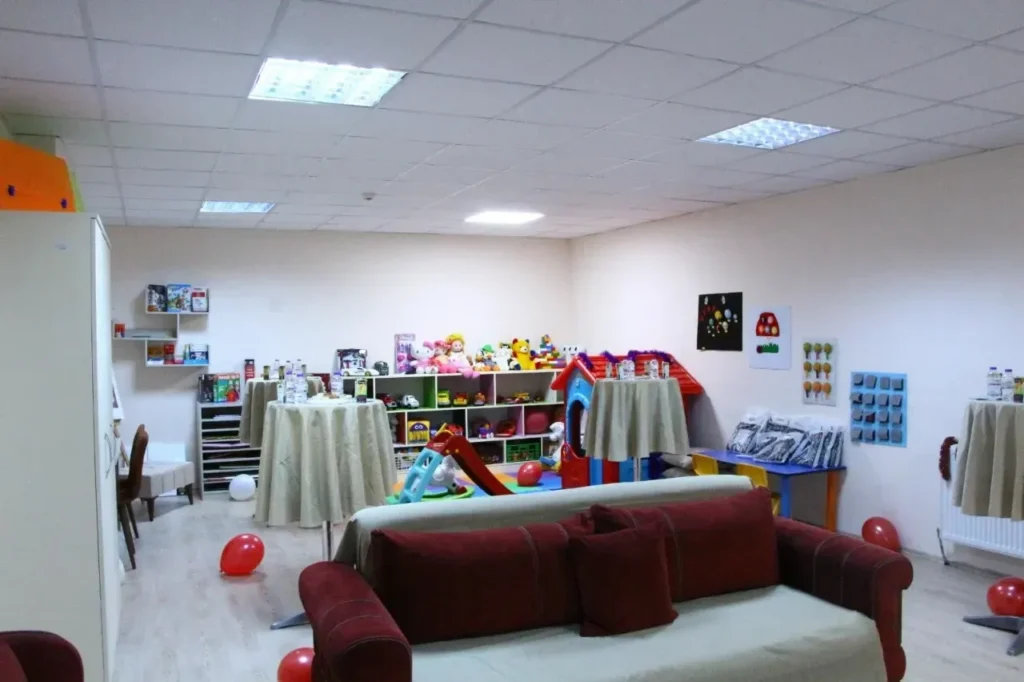 SDÜ Öğrencilerinden Örnek Sosyal Sorumluluk Projesi: “Bir Oda Bir Dünya” Açıldı o3