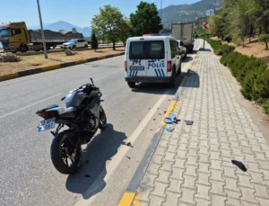 Eğirdir’de Trafik Kazası: Motosiklet Sürücüsü Hafif Yaralandı, Kaçan Araç Aranıyor