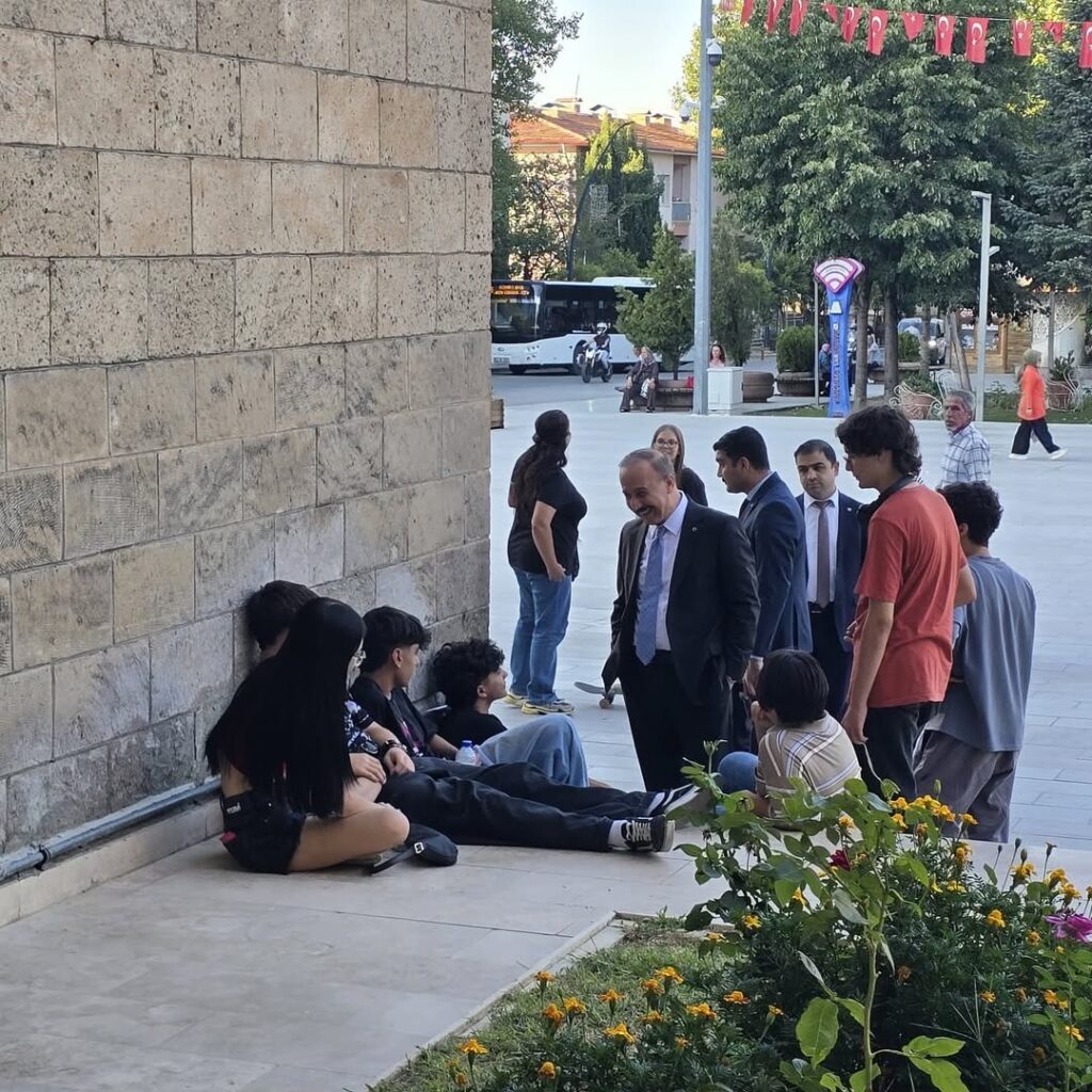 Isparta’da Vali Erin’in Samimi Ziyaret 7'den 70'e Her Fırsatta Halkla İç İçe SaveClip.App 537647797 18491780146070620 6494538904816593287 n