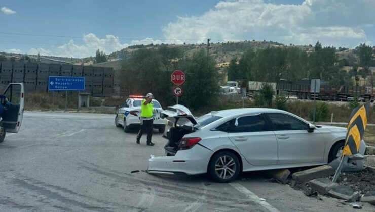 Isparta Şarkikaraağaç’ta Trafik Kazası: Kozluçay Kavşağı’nda 7 Kişi Yaralandı