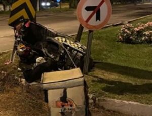 Isparta’da Gece Yarısı Kaza: Motosiklet Refüje Çıktı, Sürücü Yaralandı
