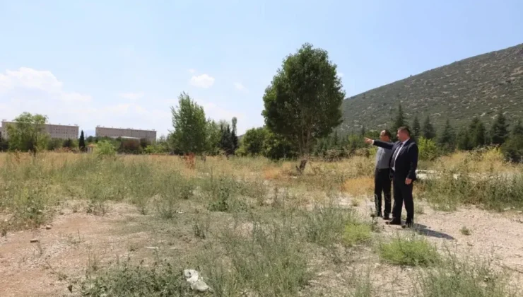 Milli Eğitim Müdürü Recai Ocak, TOKİ Mevkiindeki Okul Alanında İncelemelerde Bulundu