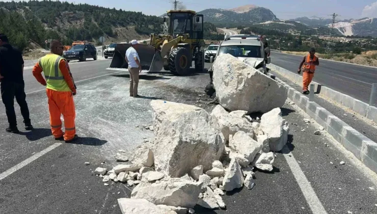 Burdur’da Mermer Bloğu Kazaya Yol Açtı: Otomobil Sürücüsü Yaralandı