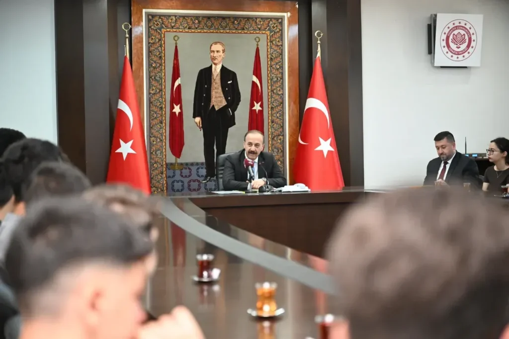 Isparta Valisi Abdullah Erin’den Başarıya Övgü: LGS ve YKS Şampiyonları Valilikte Ağırlandı yks