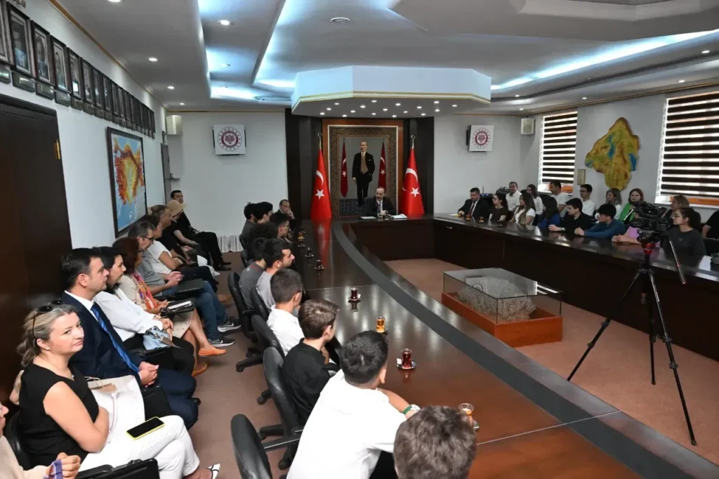 Isparta Valisi Abdullah Erin’den Başarıya Övgü: LGS ve YKS Şampiyonları Valilikte Ağırlandı yks2