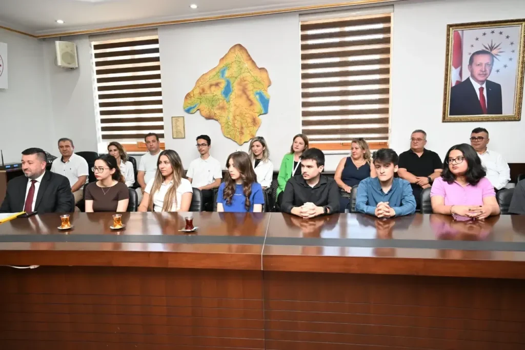 Isparta Valisi Abdullah Erin’den Başarıya Övgü: LGS ve YKS Şampiyonları Valilikte Ağırlandı yks3