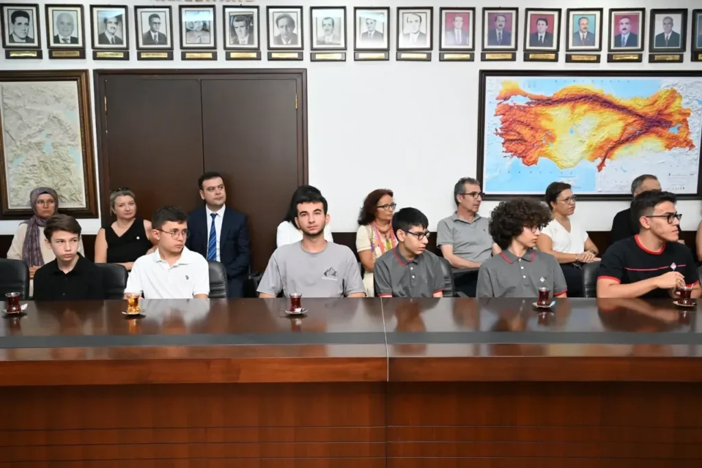 Isparta Valisi Abdullah Erin’den Başarıya Övgü: LGS ve YKS Şampiyonları Valilikte Ağırlandı yks4