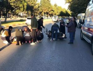 Isparta’da Genç Motosiklet Sürücüsü Kaza Yaptı: Gülevler Mahallesi’nde Panik Kazaya Neden Oldu