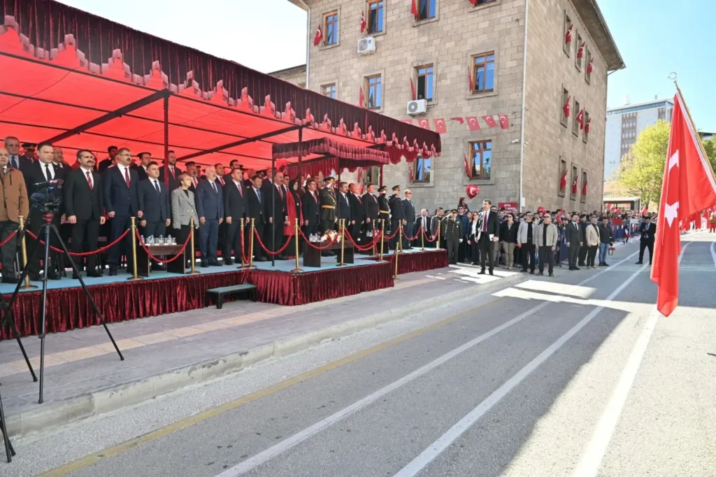 Isparta’da Cumhuriyetin 102. Yılı Gururla Kutlandı 106