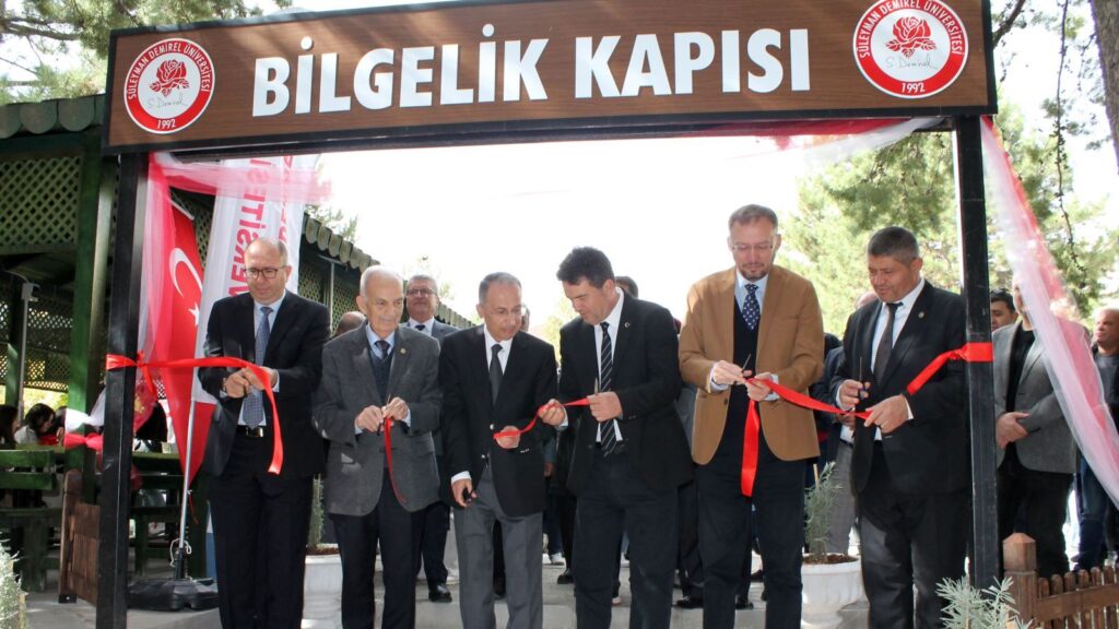 SDÜ’de “Bilgelik Kapısı” Açıldı: Eğitimde Yeni Bir Vizyonun Sembolü rektor 2