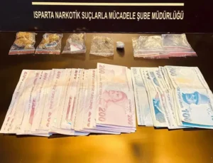 Isparta’da Uyuşturucu Operasyonu: Satışa Hazır Esrar ve Yüklü Miktarda Nakit Ele Geçirildi