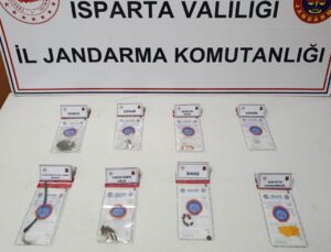 Isparta’da Jandarmadan Şok Yol Kontrolü: Uyuşturucu ve Tarihi Eser Ele Geçirildi