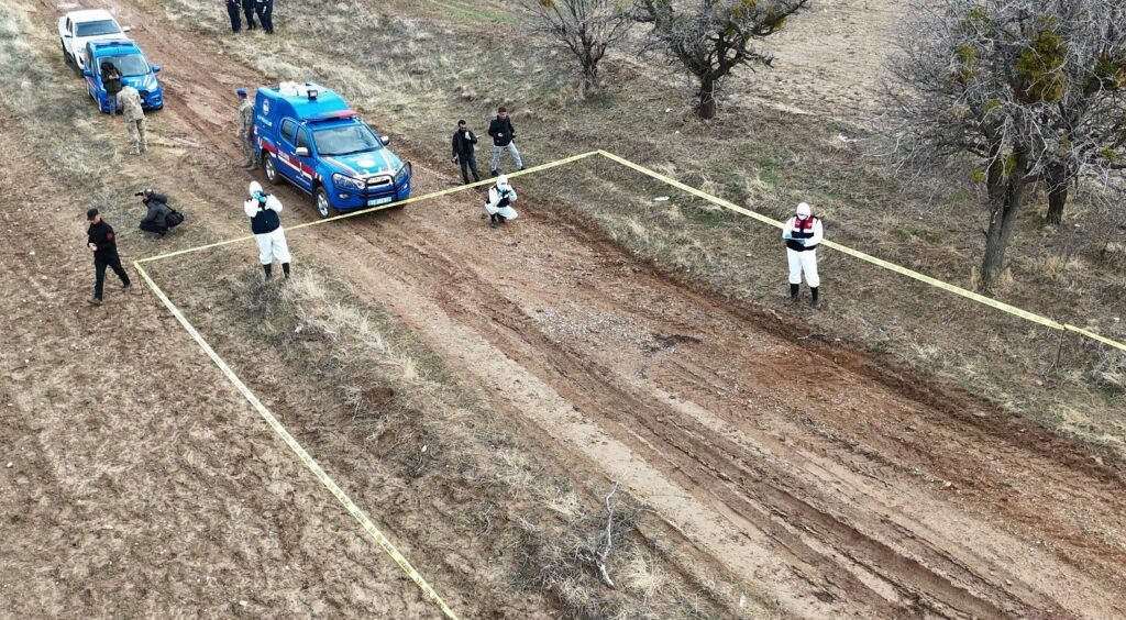 Kayıp baş arama çalışmalarında acılı baba, Vali Erin’e sarılarak gözyaşlarına boğuldu Cinayet