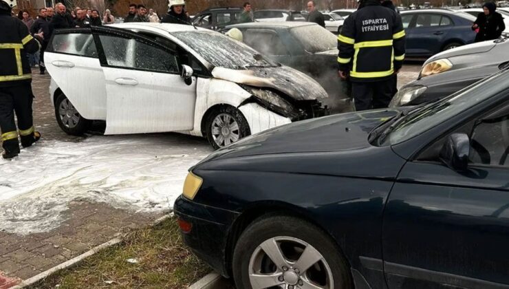 SDÜ Hastanesi Otoparkında Korkutan Yangın: 4 Araç Alevlerin Hedefi Oldu