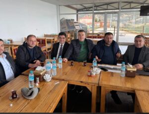 Eğirdir’de Kritik Elma Zirvesi: Milletvekili ve Belediye Başkanı Sulama Sorununa Kalıcı Çözüm İçin Bir Araya Geldi