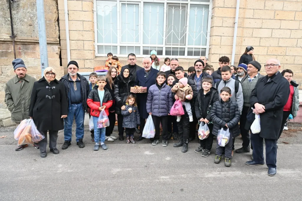 Başdeğirmen çifti, kandil geleneğinde çocukları sevindirdi basdegirmen cifti 3