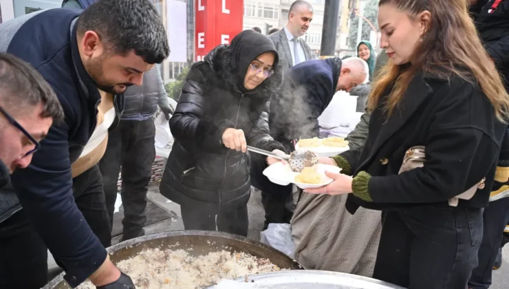 Başdeğirmen çifti, kandil geleneğinde çocukları sevindirdi