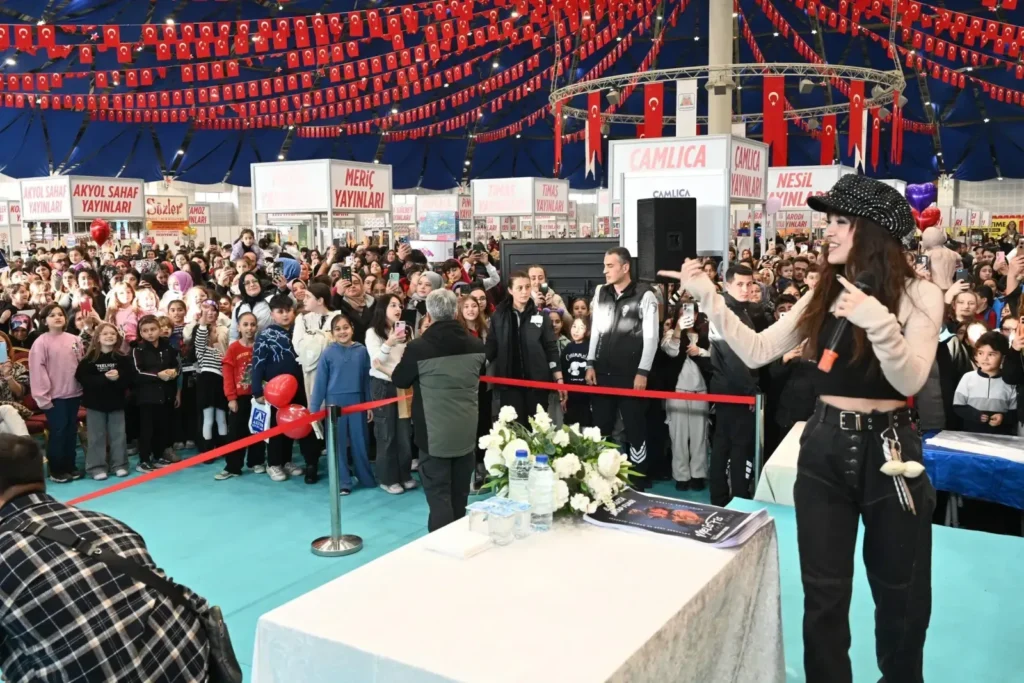 8. Isparta Kitap Fuarı’nda Melis Fis rüzgârı melis fis 4