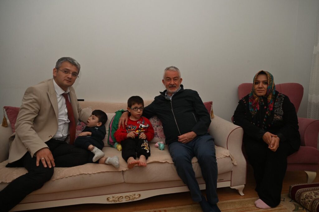 Başkan Başdeğirmen’den Hasta İkizlere Anlamlı Ziyaret: Timur Alp ve Murat Kaan İçin Yardım Çağrısı Sürüyor y1