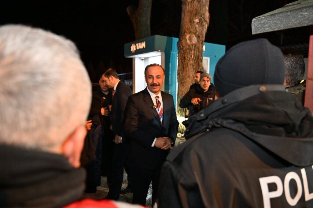 Vali Abdullah Erin'den Yeni Yıl Mesaisi: Güvenlik ve Acil Hizmet Ekiplerine Moral Ziyareti Abdullah Erin Yeni Yil Ziyaret 4