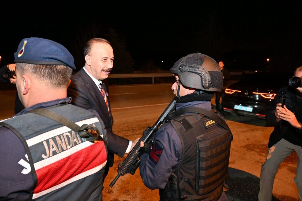 Vali Abdullah Erin'den Yeni Yıl Mesaisi: Güvenlik ve Acil Hizmet Ekiplerine Moral Ziyareti Abdullah Erin Yeni Yil Ziyaret 5