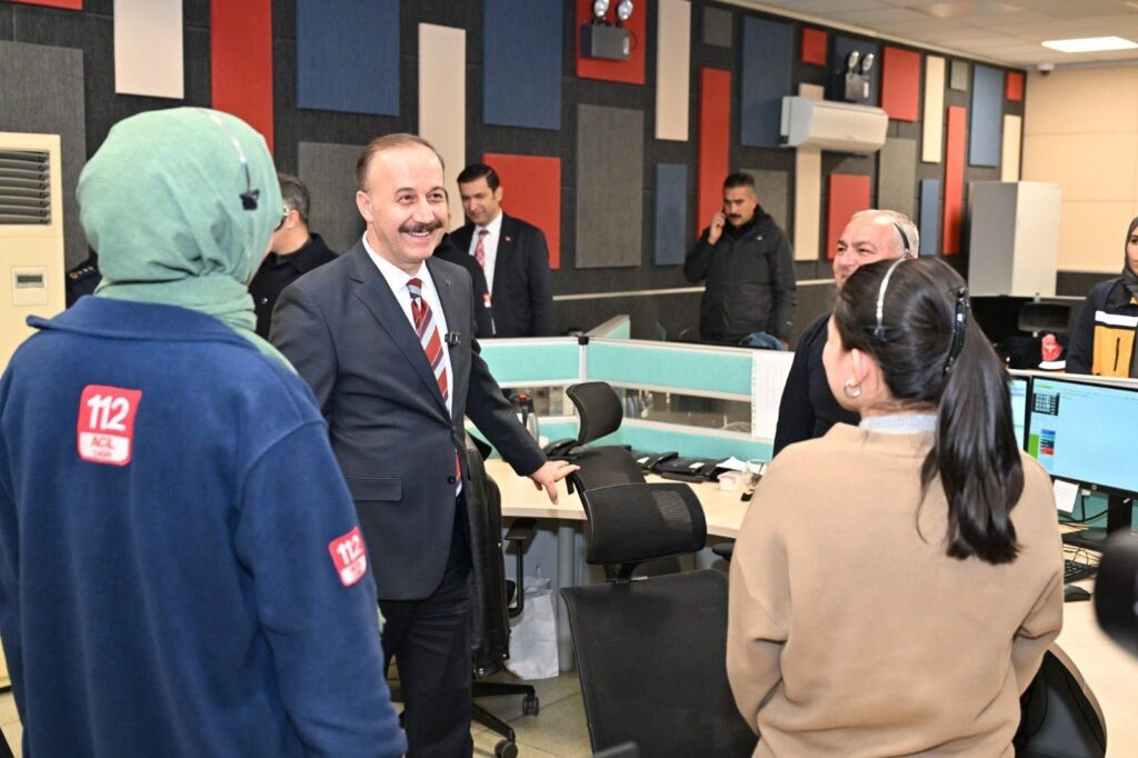 Vali Abdullah Erin'den Yeni Yıl Mesaisi: Güvenlik ve Acil Hizmet Ekiplerine Moral Ziyareti Abdullah Erin Yeni Yil Ziyaret 6