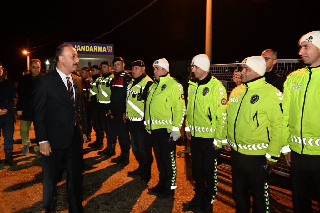 Vali Abdullah Erin'den Yeni Yıl Mesaisi: Güvenlik ve Acil Hizmet Ekiplerine Moral Ziyareti Abdullah Erin Yeni Yil Ziyaret 7