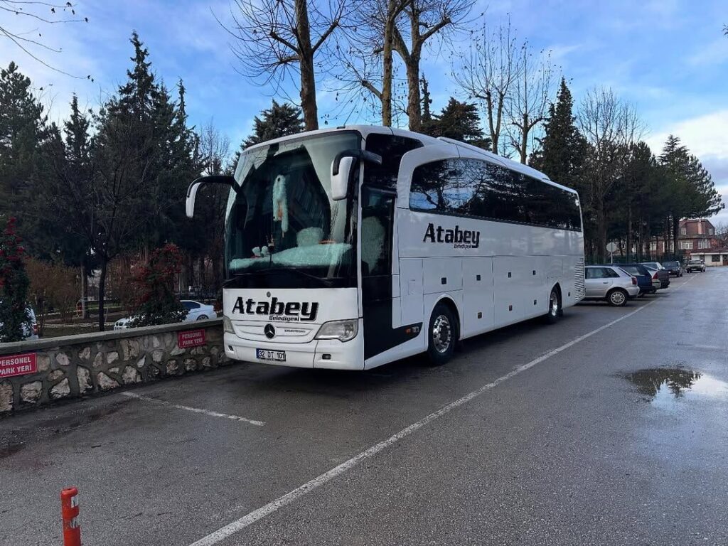Atabey’de Ulaşım Hamlesi: Başkan Serdar Pehlivan Yeni Otobüsü Hizmete Aldı Atabey otobus 2