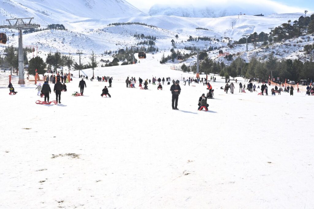 Ücretsiz seferlerle Davraz’a gittiler, karın keyfini çıkardılar. Başkan Başdeğirmen'den Sömestir Jesti Isparta Belediyesi Ucretsiz Davraz Kayak Merkezi Otobus Seferi 2