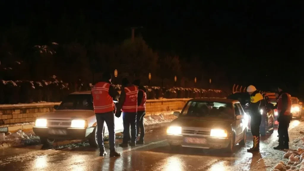 Isparta Emniyeti'nden Gece Mesaisi: Şehrin Giriş ve Çıkışlarında Kuş Uçurtulmadı Ispartada huzur uygulamasi 3