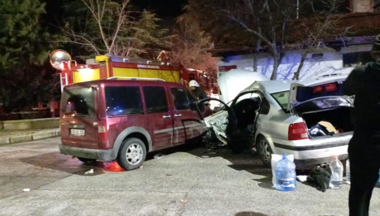Yenice Mahallesi’nde Şiddetli Çarpışma: Araçta Sıkışan Yaralılar İtfaiye Tarafından Kurtarıldı