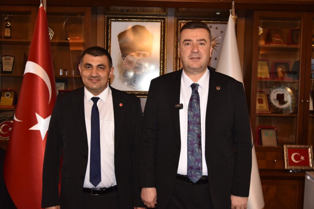 Eğirdir Belediye Başkanı Mustafa Özer’den Bayrak Hassasiyeti: Şoförler Odası Ziyaretinde Anlamlı Hediye Mustafa Ozer Ali Oz 2