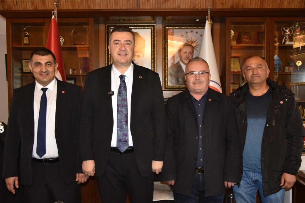 Eğirdir Belediye Başkanı Mustafa Özer’den Bayrak Hassasiyeti: Şoförler Odası Ziyaretinde Anlamlı Hediye Mustafa Ozer Ali Oz 3