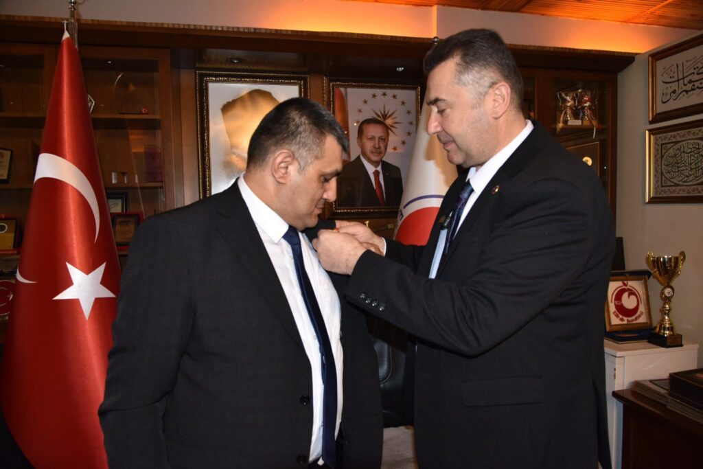 Eğirdir Belediye Başkanı Mustafa Özer’den Bayrak Hassasiyeti: Şoförler Odası Ziyaretinde Anlamlı Hediye Mustafa Ozer Ali Oz 4